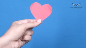 Aby spojrzeć na drugą osobę sercemi naprawdę ją wysłuchać, aby poczuła, że jest wysłuchana i zrozumiana, aby być z drugą osobą w prawdziwym, bliskim, szczerym, pełnym życzliwości kontakcie warto zwrócić uwagę na kilka rzeczy. 