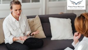 Spokój nie rozwiąże jej problemów zawodowych - oczywiście ze nie. Ale odzyskując spokój i równowagę, czując się lepiej i z dostępem do przestrzeni głowy i serca można zobaczyć sytuację z innej perspektywy, można spojrzeć głębiej i szerzej, może zobaczyć, czego potrzebuje, a które potrzeby są tak bardzo niezaspokojone. Wreszcie z większą jasnością może poszukać rozwiązań.